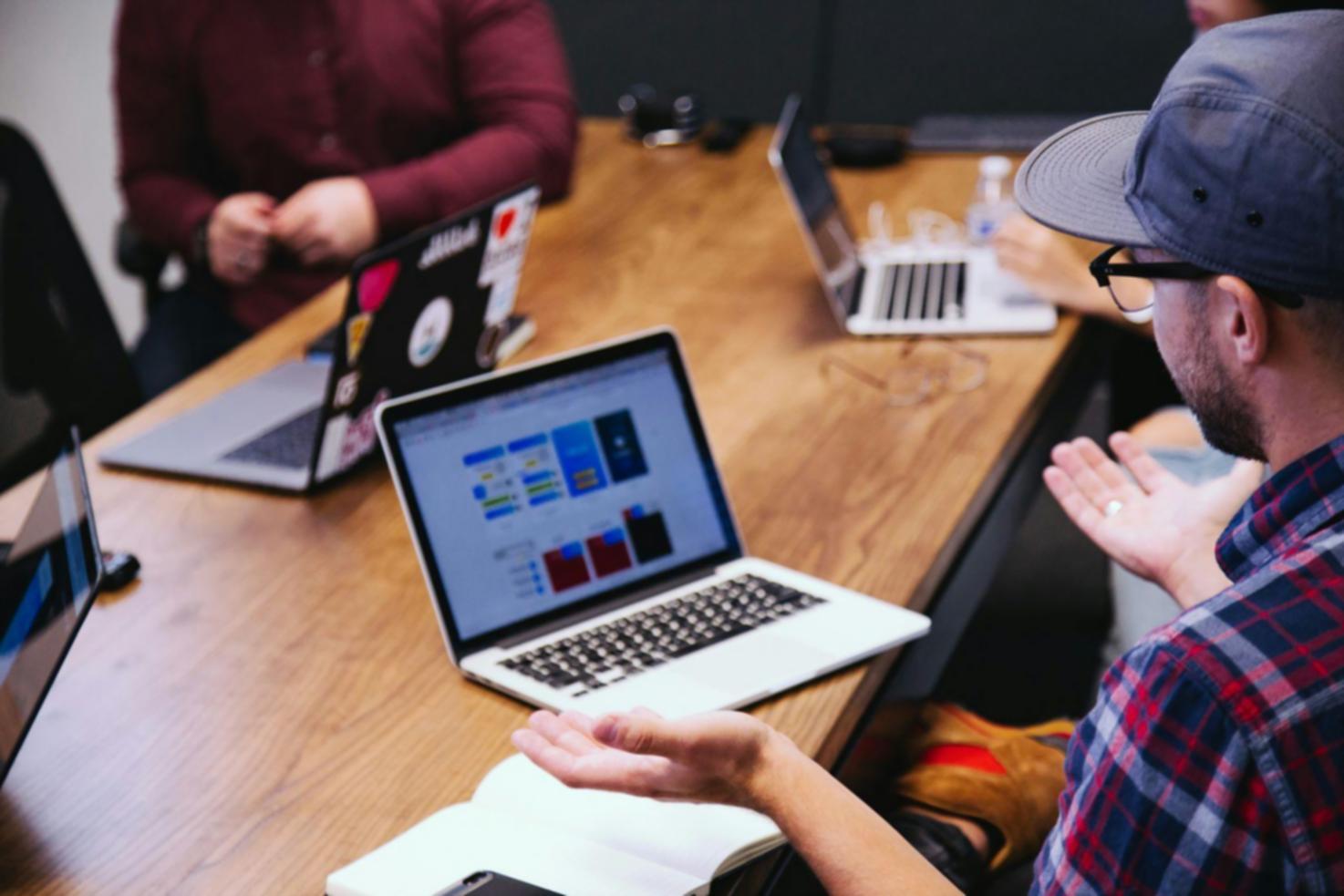 Workspace moderno con dispositivos móviles mostrando aplicaciones desarrolladas por estudiantes